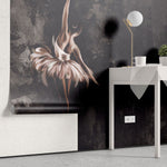 Tapet personalizat fine art cu balerina gratioasa pe un fundal inchis texturat