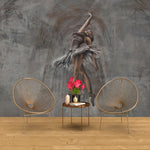 Tapet personalizat fine art cu balerina gratioasa pe un fundal gri inchis si accente aramii combinate cu textura in stil stucco