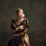 Tapet Personalizat Fine Art cu femeie in haine medievale in realitatea moderna - MEDIEVAL BUBBLEGUM