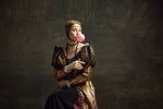 Tapet Personalizat Fine Art cu femeie in haine medievale in realitatea moderna - MEDIEVAL BUBBLEGUM