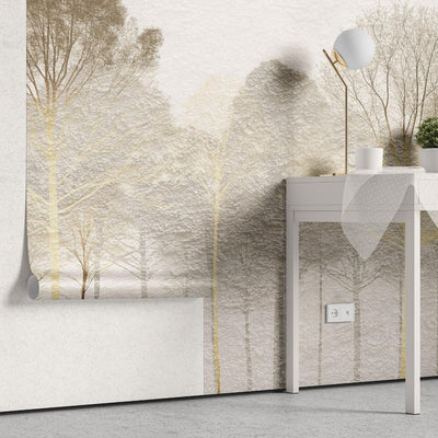 tapet personalizat forest cu o padure de copaci aurii pe un fundal ce imita o tencuiala oferind un contrast elegant si o atmosfera sofisticata stucco forest
