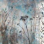 Tapet personalizat floral cu flori de camp in nuante delicate de albastru creand o atmosfera senina si proaspata blue wildflowers