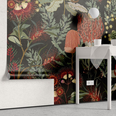 tapet personalizat floral cu un model repetitiv de flori de ciulin in nuante de rosu oferind un design indraznet si artistic red thistle pattern