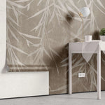 Tapet personalizat leaf cu frunze de bambus bej deschis pe un fundal maro cu textura de perete brown bamboo