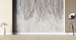 Tapet personalizat leaf cu frunze de palmier in nuante de gri pe un fundal deschis de perete texturat palm grey