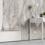 Tapet personalizat leaf cu frunze de palmier in nuante de gri pe un fundal deschis de perete texturat palm grey