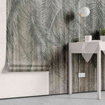 Tapet personalizat leaf cu frunze de palmier in nuante de verde pe un fundal inchis de perete texturat palm green
