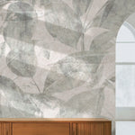 Tapet personalizat leaf cu pattern frunze verzi fade pe un fundal bej rozaliu faded green pattern