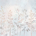 Tapet personalizat leaf cu crengute delicate si frunze in nuante pastelate pe un fundal luminos creand o atmosfera eterica si relaxanta heaven leaves