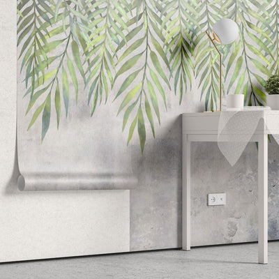 tapet personalizat leaf cu frunze de palmier suspendate in nuante de verde pe un fundal cu aspect texturat perfect pentru un design fresh si vivid hanging palm leaves