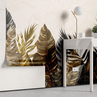 tapet personalizat leaf cu frunze luxuriante in nuante de auriu gri si negru pe un fundal deschis pentru un aspect modern si elegant brassy tropical