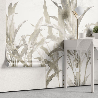 tapet personalizat leaf cu frunze si arbori de banane stilizati in tonuri de gri si bej pe un fundal alb pentru un design tropical modern si aerisit banana trees