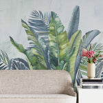 Tapet personalizat leaf cu frunze tropicale in acuarela in nuante vibrante de verde si albastru pe un fundal deschis aducand prospetime si vitalitate watercolor green leaves