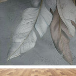 Tapet personalizat leaf cu frunze stilizate asemanatoare unor pene in nuante de bej si gri cu o textura fina pentru un decor elegant si aerisit stucco leaves