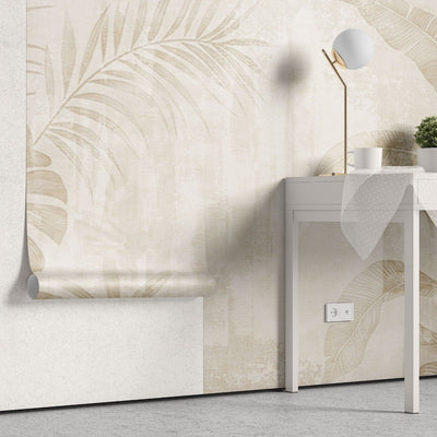 tapet personalizat leaf cu frunze de palmier in tonuri de bej pe un fundal texturat deschis aducand o atmosfera calda si luminoasa tropical texture