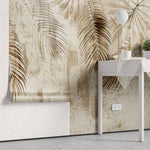 Tapet personalizat leaf cu frunze de palmier cazatoare in nuante de maro deschis pe un fundal texturat asemanator inului oferind un aspect natural si elegant tropical linen