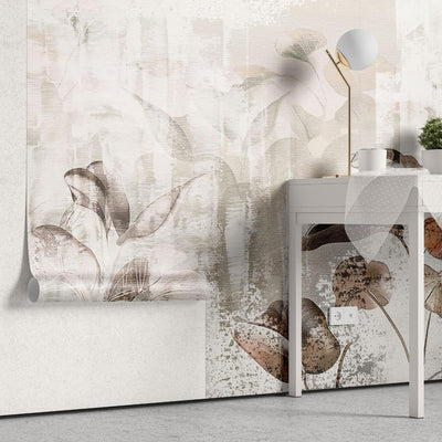 tapet personalizat leaf cu frunze mari stilizate in tonuri de bej si maro pe un fundal cu aspect de panza pentru un decor artistic si natural canvas leaves