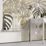 Tapet personalizat leaf cu frunze de monstera si palmier in nuante aurii si gri cu un efect de picurare ideal pentru un interior luxos si exotic gold monstera flows