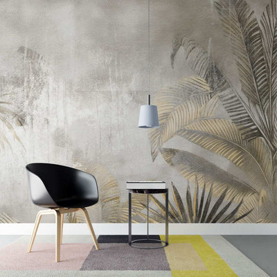 tapet personalizat leaf cu frunze tropicale in nuante de gri deschis si auriu cu un aspect usor prafuit aducand un plus de eleganta si serenitate dusted tropical leaves