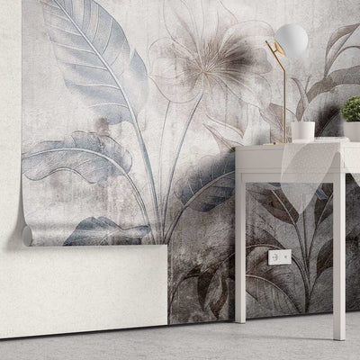 tapet personalizat leaf cu frunze si flori mari in nuante pamantii cu accente albastre pe un fundal abstract cu aspect invechit ideal pentru un spatiu modern colored paper leaves
