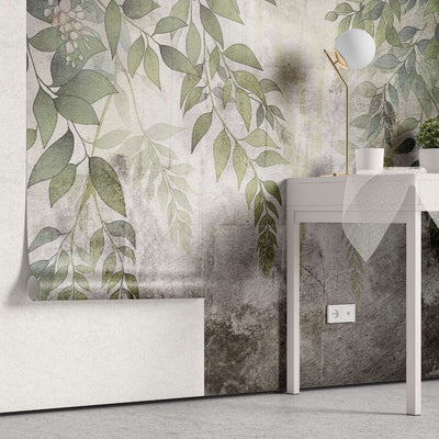 tapet personalizat leaf cu frunze si ciorchini de flori in nuante de verde violet si roz pe un fundal cu aspect de perete vechi tencuit ideal pentru a crea o atmosfera de gradina interioara cu un aer rustic si boem stucco printed leaves