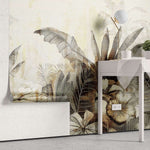 Tapet personalizat leaf cu frunze tropicale stilizate in tonuri de auriu patinat si gri pe un fundal cu aspect de fresca designul aduce o atmosfera exotica si sofisticata ideal pentru interioare elegante warm textured nature
