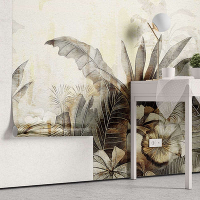 tapet personalizat leaf cu frunze tropicale stilizate in tonuri de auriu patinat si gri pe un fundal cu aspect de fresca designul aduce o atmosfera exotica si sofisticata ideal pentru interioare elegante warm textured nature