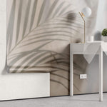 Tapet Personalizat Leaf cu frunza de palmier difuza in fundal rozaliu - SOFT VEIL LEAF I