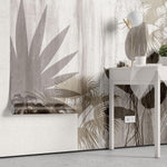 Tapet personalizat tropical cu frunze estompate in tonuri de alb si maro aducand o atmosfera eterica si luminoasa faded tropical