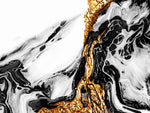 Tapet personalizat marble cu o textura de piatra asemanatoare lavei solidificate cu nuante aurii si negre pentru un impact vizual puternic gold lava