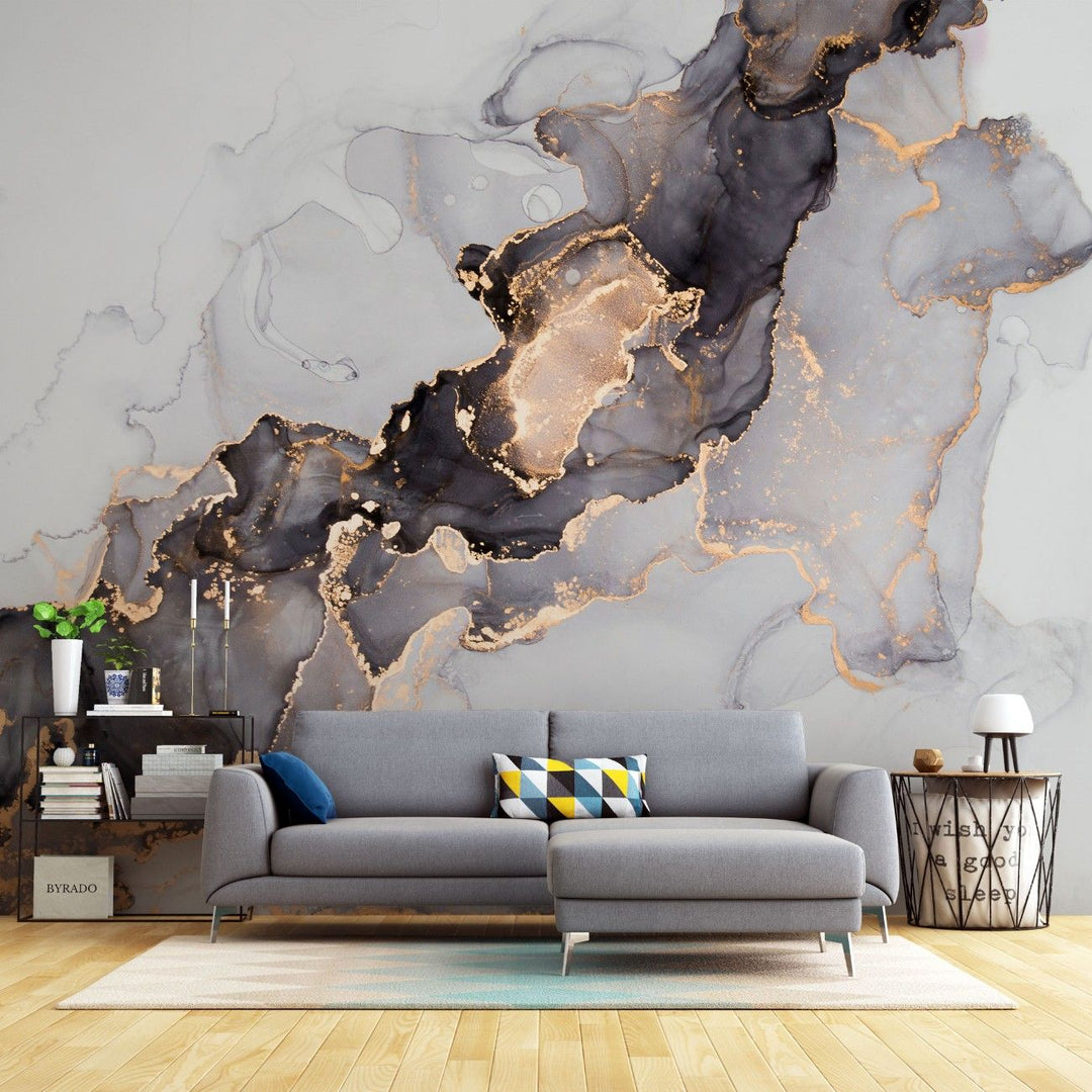 Tapet personalizat marble cu o textura de marmura in tonuri de negru si gri cu insertii aurii aramii ce adauga un accent artistic brassy ink