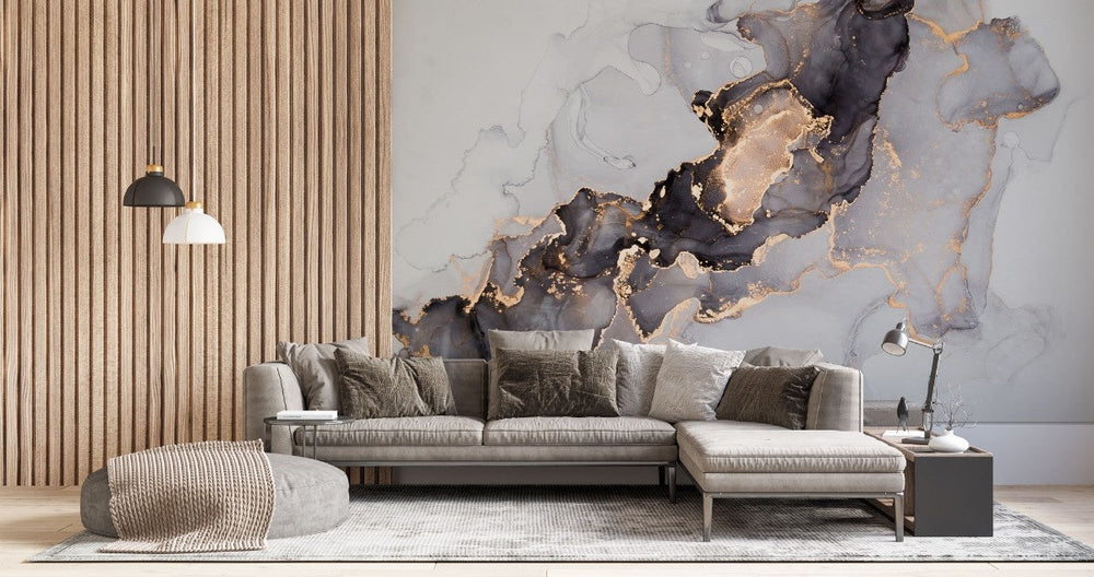 Tapet personalizat marble cu o textura de marmura in tonuri de negru si gri cu insertii aurii aramii ce adauga un accent artistic brassy ink