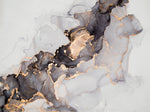 Tapet personalizat marble cu o textura de marmura in tonuri de negru si gri cu insertii aurii aramii ce adauga un accent artistic brassy ink