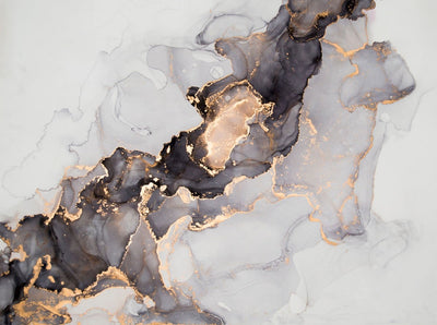 tapet personalizat marble cu o textura de marmura in tonuri de negru si gri cu insertii aurii aramii ce adauga un accent artistic brassy ink