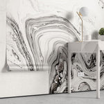 Tapet personalizat marble cu o marmura neagra cu insertii albe si gri asemanatoare cernelii ce adauga eleganta clasica spatiului white ink ii