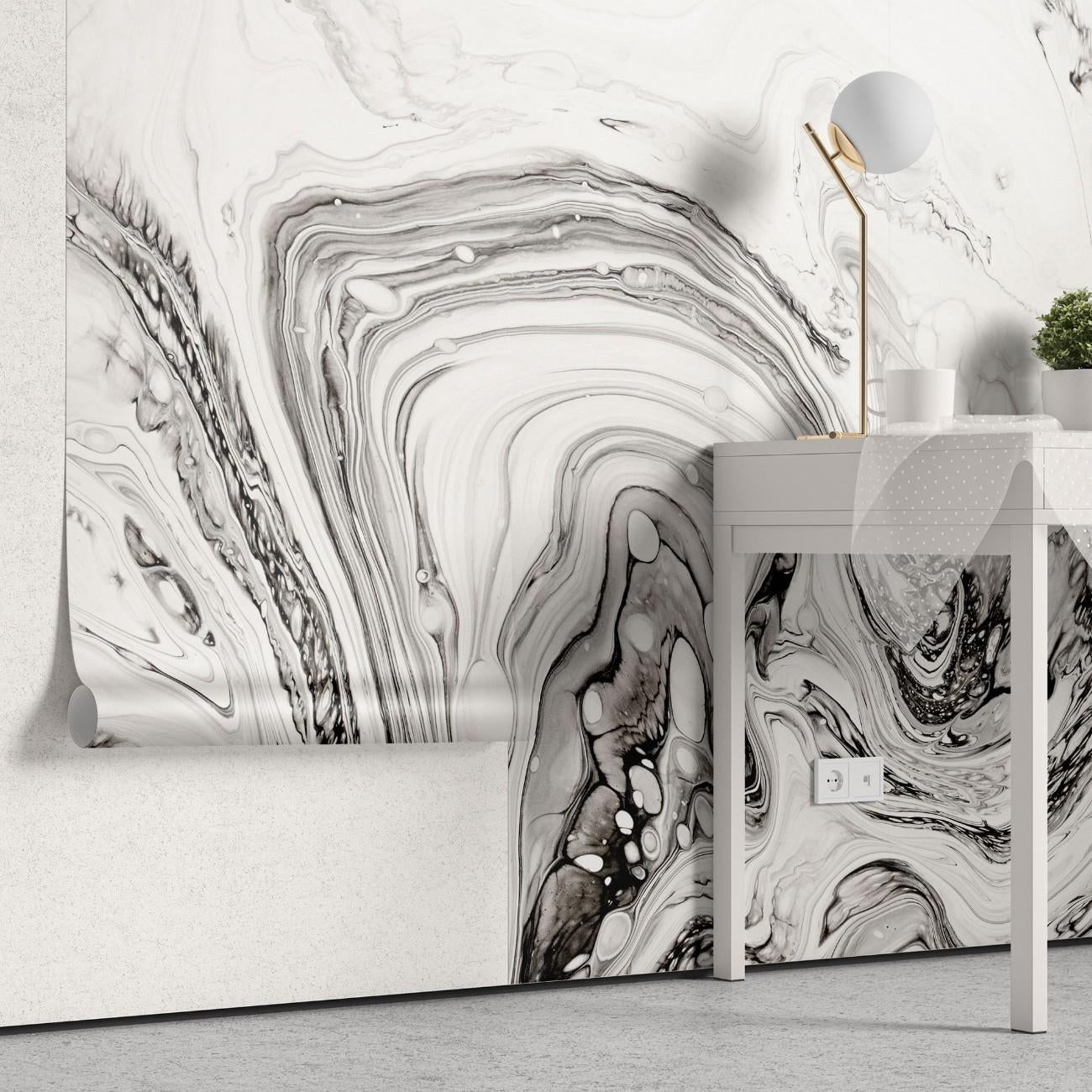 tapet personalizat marble cu o marmura neagra cu insertii albe si gri asemanatoare cernelii ce adauga eleganta clasica spatiului white ink ii