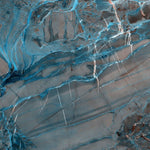 Tapet personalizat marble cu un model de marmura dinamic cu insertii albastre si galbene ce aduc un aer modern si energic electric marble