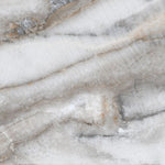 Tapet personalizat marble cu o marmura intunecata cu insertii luminoase de albastru si violet ce creeaza un efect mistic morgana