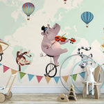 Tapet personalizat lumea animalelor pentru copii cu baloane cu aer cald si animale pe biciclete mergand pe un fir cu stegulete colorate pe fundalul hartii lumii circus map