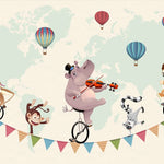 Tapet personalizat lumea animalelor pentru copii cu baloane cu aer cald si animale pe biciclete mergand pe un fir cu stegulete colorate pe fundalul hartii lumii circus map