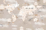 Tapet Personalizat Micii Exploratori cu harta lumii cu animale, baloane cu aer cald si avioane pe un fundal bej cu nori si accente de lumina - TWINKLE CLOUDY MAP