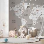 Tapet Personalizat Micii Exploratori cu harta lumii si animale calatoare pe un fundal bej - TRAVELING ANIMALS MAP GREJ