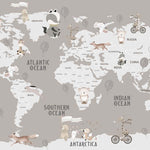 Tapet Personalizat Micii Exploratori cu harta lumii si animale calatoare pe un fundal bej - TRAVELING ANIMALS MAP GREJ