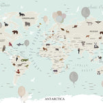 Tapet Personalizat Micii Exploratori cu harta lumii si baloane gri pe un fundal albastru deschis - GREJ BALLOONS MAP
