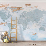Tapet Personalizat Micii Exploratori cu avioane peste harta lumii in nuante de albastru deschis - LIGHT BLUE PLANES MAP
