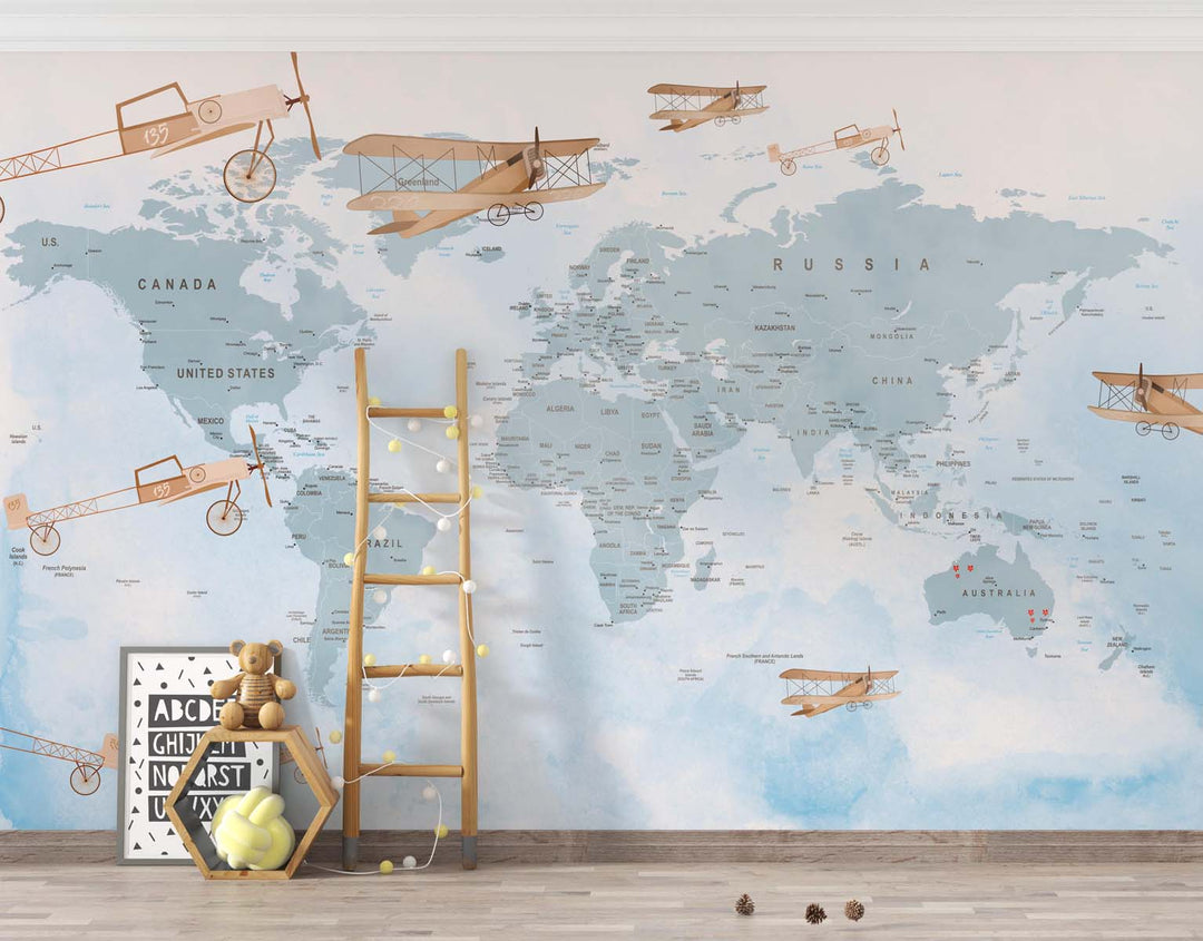 Tapet Personalizat Micii Exploratori cu avioane peste harta lumii in nuante de albastru deschis - LIGHT BLUE PLANES MAP
