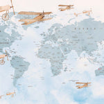 Tapet Personalizat Micii Exploratori cu avioane peste harta lumii in nuante de albastru deschis - LIGHT BLUE PLANES MAP