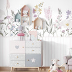 Tapet Personalizat Inspiratie Scandinava pentru Copii cu flori salbatice in nuante de roz si panou alb de lemn - WAINSCOT FLOWERS
