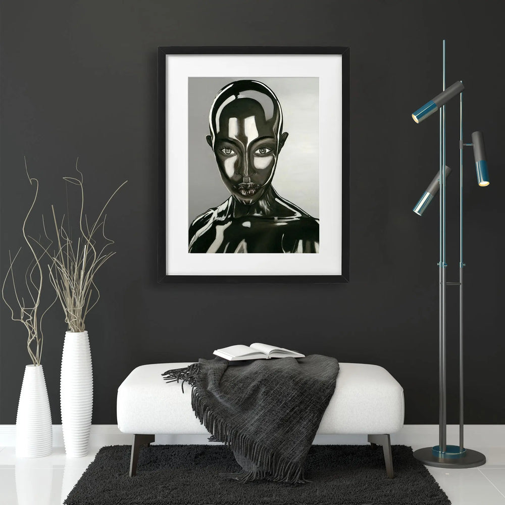 Tablou cu rama care prezinta o femeie frumoasa desenata alb negru cu buze mari si fara par care capteaza forta si stilul acestei femei intr un mod simplu si puternic alina alien