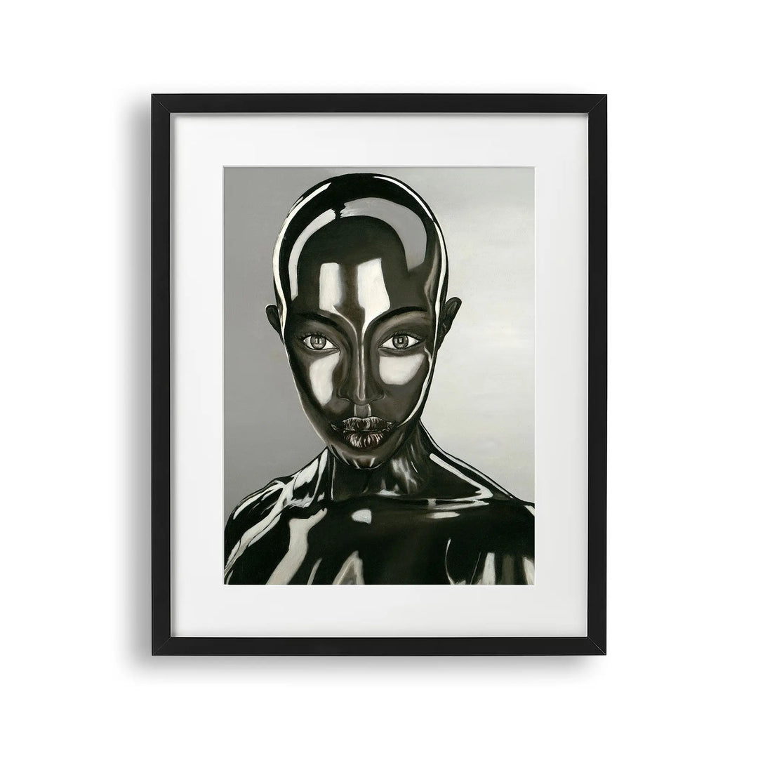 Tablou cu rama care prezinta o femeie frumoasa desenata alb negru cu buze mari si fara par care capteaza forta si stilul acestei femei intr un mod simplu si puternic alina alien